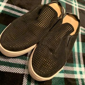 Universal Thread slip on shoes